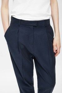 COS RELAXED PLEATED TROUSERS navy detail